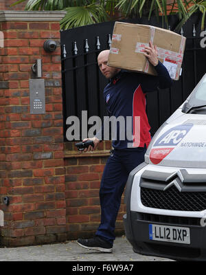 Le consegne iniziare a prendere posto al fattore X casa compresi letti. Dotato di: x fattore dove: Londra, Regno Unito quando: 20 Ott 2015 Foto Stock