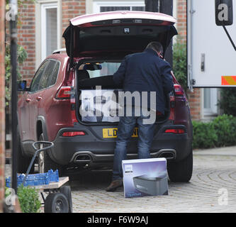 Le consegne iniziare a prendere posto al fattore X casa compresi letti. Dotato di: x fattore dove: Londra, Regno Unito quando: 20 Ott 2015 Foto Stock