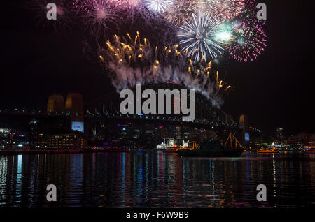 Il Sydney Harbour Bridge la vigilia di Capodanno 2014 con fuochi d'artificio che esplodono sul ponte in Australia Foto Stock