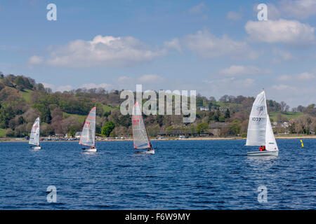 Derive in concorrenza su Bala Lake, vela derive in linea attraverso Bala Lake Snowdonia. Foto Stock