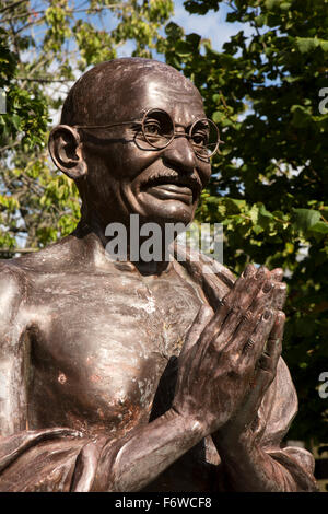 Regno Unito, Inghilterra, nello Yorkshire, Hull, High Street, Mandela giardini, busto di Mohandas (Mahatma Gandhi), da mumbai scultore Jaiprakash Shi Foto Stock