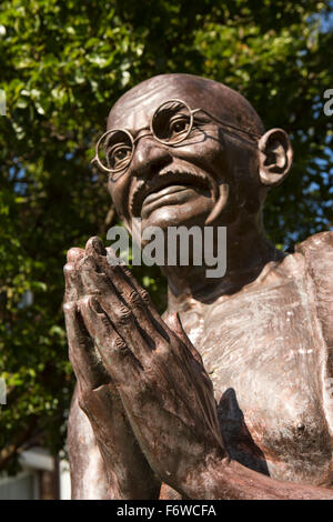 Regno Unito, Inghilterra, nello Yorkshire, Hull, High Street, Mandela giardini, mani del busto di Mohandas (Mahatma Gandhi), da mumbai scultore Jaipr Foto Stock