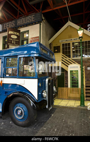 Regno Unito, Inghilterra, nello Yorkshire, Hull, High Street, Streetlife Museum, 1949 AEC Regal Mark III ponte singolo bus e Cottingham Nord Signa Foto Stock