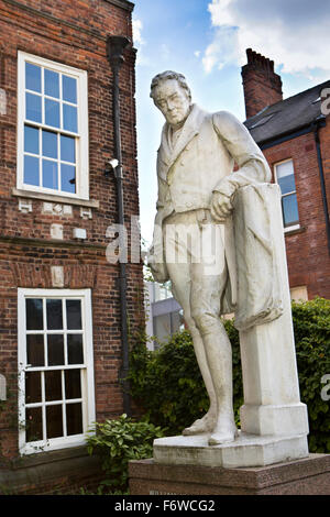 Regno Unito, Inghilterra, nello Yorkshire, Hull, High Street, il quartiere dei musei, Wilberforce Museum, statua di William Wilberforce Foto Stock