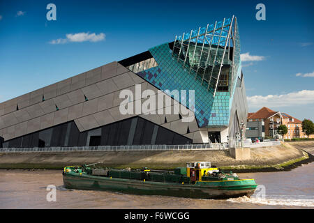 Regno Unito, Inghilterra, nello Yorkshire, Hull, barca passando il Deep Marine Aquarium alla confluenza di Hull e Humber fiumi Foto Stock