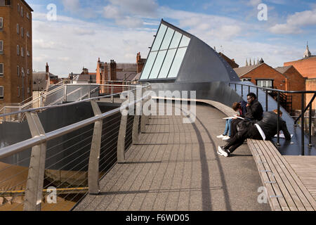 Regno Unito, Inghilterra, nello Yorkshire, Hull, studenti schizzi su scala Lane inclinando ponte sul fiume Hull Foto Stock