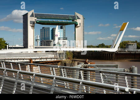 Regno Unito, Inghilterra, nello Yorkshire, Hull, barriera di marea, Premier Inn e inclinando il Footbridge alla bocca del fiume Hull Foto Stock