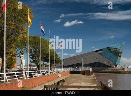 Regno Unito, Inghilterra, nello Yorkshire, Hull, Nelson Street, bandiere lungo waterfront presso il molo di Victoria Foto Stock