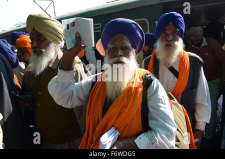 (151120) -- LAHORE, nov. 20, 2015 (Xinhua) -- Sikh indiani pellegrini arrivano a una stazione ferroviaria in Pakistan orientale di Lahore, nov. 20, 2015. Migliaia di pellegrini Sikh viaggiare a Nankana Sahib in Pakistan per celebrare il 546th anniversario di nascita di Sri Guru Nanak Dev che cade su nov. 25. (Xinhua/Jamil Ahmed) Foto Stock