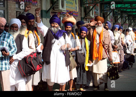 (151120) -- LAHORE, nov. 20, 2015 (Xinhua) -- Sikh indiani pellegrini arrivano a una stazione ferroviaria in Pakistan orientale di Lahore, nov. 20, 2015. Migliaia di pellegrini Sikh viaggiare a Nankana Sahib in Pakistan per celebrare il 546th anniversario di nascita di Sri Guru Nanak Dev che cade su nov. 25. (Xinhua/Jamil Ahmed) Foto Stock