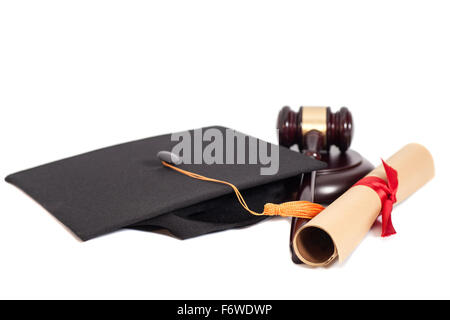 Graduazione nera Hat con Diploma e martello isolati su sfondo bianco Foto Stock