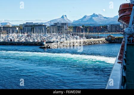 Traghetto Hurtigruten, MS Polarlys, facendo un giro stretto, lasciando il porto di Bodø, Norvegia. Foto Stock