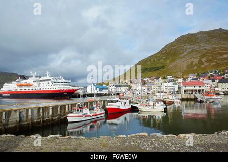 Norvegese Hurtigruten traghetto, MS Polarlys, ormeggiata in Honningsvåg, Norvegia. Foto Stock