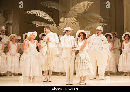 Londra, Regno Unito. Il 19 novembre 2015. Prove abito di Gilbert e Sullivan opera comica Mikado presso il London Coliseum. Jonathan Miller della produzione del Mikado restituisce al Colosseo celebrando 200 performance sul palco. Spettacoli avranno inizio il 21 novembre 2015 per 13 rappresentazioni fino al 6 febbraio 2016. Con Robert Lloyd come Midado, Anthony Gregory come Nanki-Poo, Richard Suart come Ko-Ko, Maria Bevan come Yum-Yum e Yvonne Howard come Katisha. Foto: Bettina Strenske Foto Stock