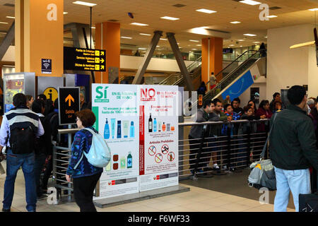 Sign in spagnolo che mostra quali articoli sono consentiti nel bagaglio a mano, Jorge Chávez Aeroporto Internazionale, Callao, Lima, Peru Foto Stock