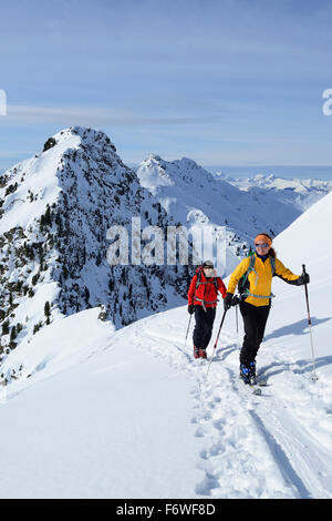 Due persone indietro-paese sci ascendente di Kleiner Galtenberg, back-sci di fondo, Kleiner Galtenberg, Kitzbuehel gamma, Tyro Foto Stock