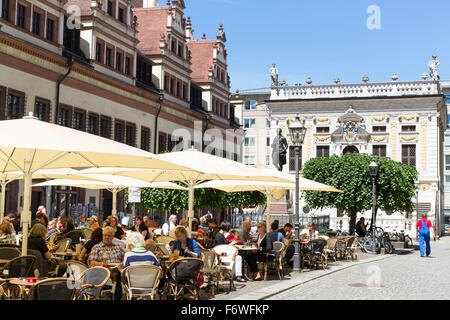 Pavement Cafe, il vecchio edificio dello stock exchange in background, Leipzig, in Sassonia, Germania Foto Stock