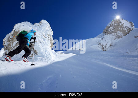 Backcountry femmina sciatore salendo attraverso bold cirque a Monte Amaro, Rava della Vespa, Maiella, Abruzzo, Italia Foto Stock