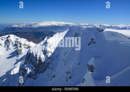 Femmina backcountry rider crescente a Monte Sirente, Maiella gamma in background, Valle Lupara, Abruzzo, Italia Foto Stock