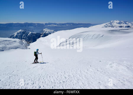 Backcountry femmina sciatore ascendente su ampio pianoro a Monte Sirente, Abruzzo, Italia Foto Stock