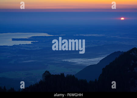 Alba sul Chiemgau con vista sul lago di Chiemsee, da Sulten, Sulten, Kampenwand, Chiemgau gamma, Chiemgau, Alta Baviera, Bava Foto Stock