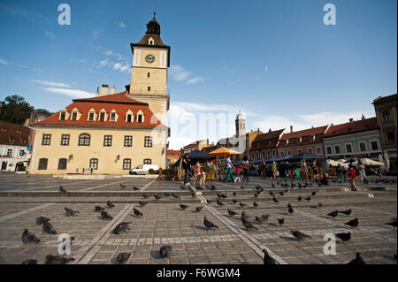 Town Hall su Piata Sfatului Square nel centro storico, Brasov, Transilvania, Romania Foto Stock