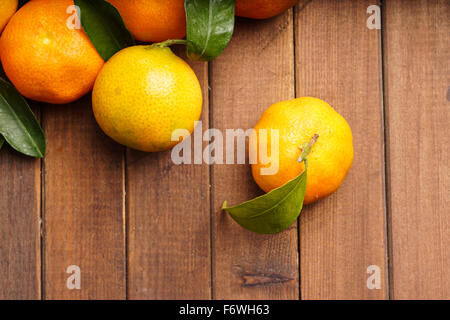 Fresche clementine organici raccolti con foglie verdi Foto Stock