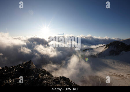 Vista su cloud-valle coperta di sunrise, Saas-Fee, Canton Vallese, Svizzera Foto Stock