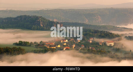 Vista su Weissig nella nebbia mattutina con Rauenstein in background, Struppen, Svizzera Sassone, Bassa Sassonia, Germania Foto Stock