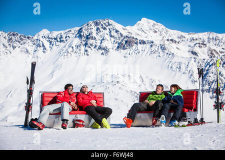 Gli sciatori in appoggio sul sunboxes accanto a una pista da sci, Lavoz, Lenzerheide, Cantone dei Grigioni, Svizzera Foto Stock