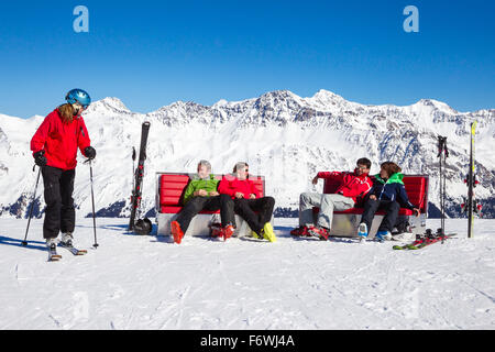 Gli sciatori in appoggio su un sunboxes accanto a una pista da sci, Lavoz, Lenzerheide, Cantone dei Grigioni, Svizzera Foto Stock