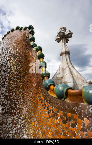 Tetto e del camino di Casa Batllo,architetto Antoni Gaudi,Passeig de Gracia, Barcellona, Spagna Foto Stock