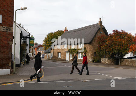 Una fila di cottages dal tetto di paglia a Oakham; County town in antiche Rutland gemellato con Barnstedt, Foto Stock