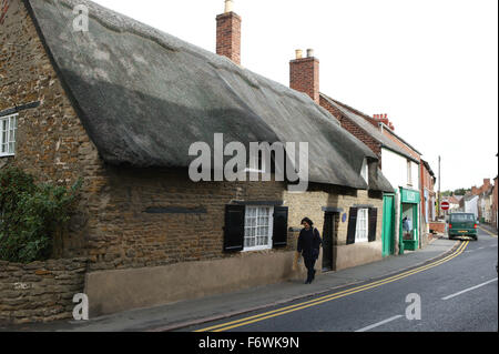 Un tetto di paglia cottage a Oakham; County town in antiche Rutland gemellato con Barnstedt, Foto Stock