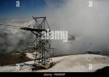 La funivia distanti emergenti dalle nuvole man mano che ci si avvicina al vertice della Schilthorn (2970m). Foto Stock