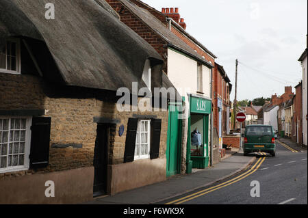 Un tetto di paglia cottage a Oakham; County town in antiche Rutland gemellato con Barnstedt, Foto Stock