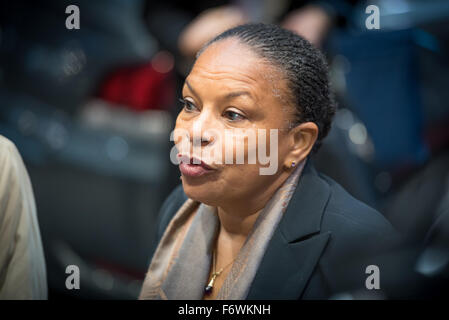 Il francese il ministro della Giustizia Christiane TAUBIRA parla alla stampa prima che la giustizia e gli affari interni riunione presso l'UE la sede del Consiglio a Bruxelles, a seguito degli attacchi terroristici a Parigi il 13 novembre. (Foto di Jonathan Raa / Pacific Stampa) Foto Stock