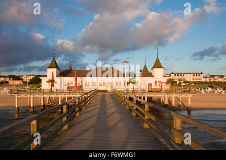 Ahlbeck Pier, Ahlbeck, isola di Usedom, Mar Baltico, Mecklenburg Western-Pomerania, Germania Foto Stock