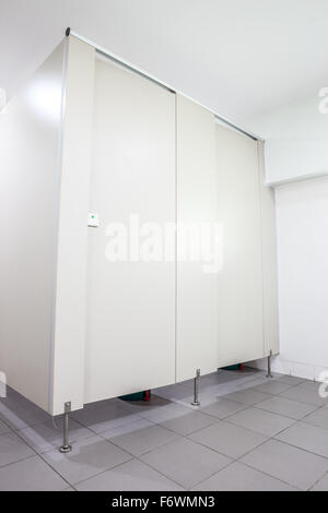 In un edificio pubblico sono servizi igienici womans whit porte bianco Foto Stock