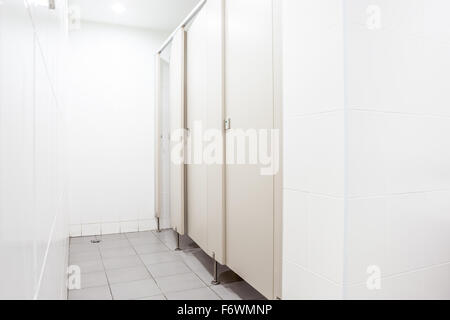 In un edificio pubblico sono servizi igienici womans whit porte bianco Foto Stock