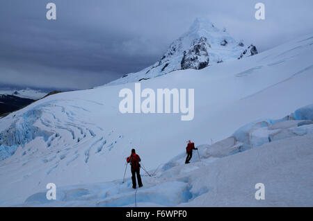 Due alpinisti su un ghiacciaio sotto il Monte Sarmiento, Cordillera Darwin, Tierra del Fuego, Cile Foto Stock