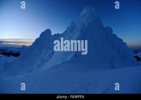 Due alpinisti al di sotto di vertice del Monte Sarmiento, Cordillera Darwin, Tierra del Fuego, Cile Foto Stock