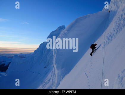 Alpinista nel lato nord del monte Sarmiento, Cordillera Darwin, Tierra del Fuego, Cile Foto Stock