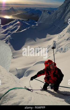 Alpinista nel lato nord del monte Sarmiento, Cordillera Darwin, Tierra del Fuego, Cile Foto Stock