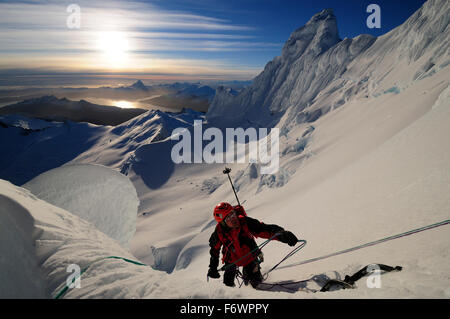 Alpinista nel lato nord del monte Sarmiento, Cordillera Darwin, Tierra del Fuego, Cile Foto Stock