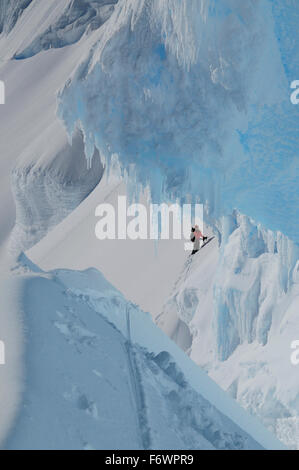 Alpinista in un bergschrund della parete nord del monte Sarmiento, Cordillera Darwin, Tierra del Fuego, Cile Foto Stock