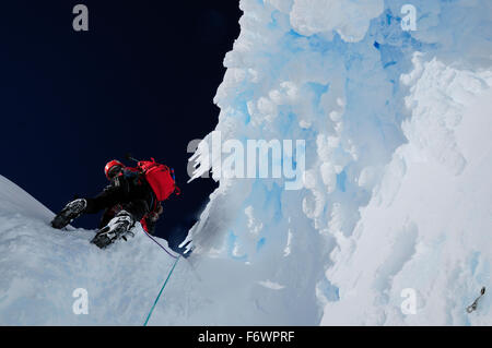 Alpinista nel lato nord del monte Sarmiento, Cordillera Darwin, Tierra del Fuego, Cile Foto Stock