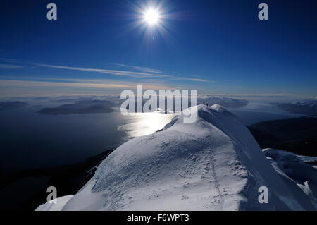 Due alpinisti sul Monte Sarmiento, stretto di Magellano nel background, Cordillera Darwin, Tierra del Fuego, Cile Foto Stock