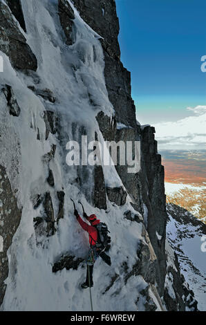 Scalatore Lochnagar ascendente, Cairngorms, Grampian Mountains, Highlands Scozia, Gran Bretagna Foto Stock