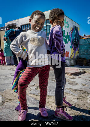 I bambini nelle township Khayelitsha, Cape Town, Western Cape, Sud Africa Foto Stock